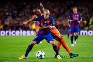 BARCELONA, SPAIN - OCTOBER 19: Javier Mascherano (R) of FC Barcelona fights for the ball with Fernandinho (L) of Manchester City FC during the UEFA Champions League group C match between FC Barcelona and Manchester City FC at Camp Nou on October 19, 2016 in Barcelona, Spain. (Photo by Alex Caparros/Getty Images)
